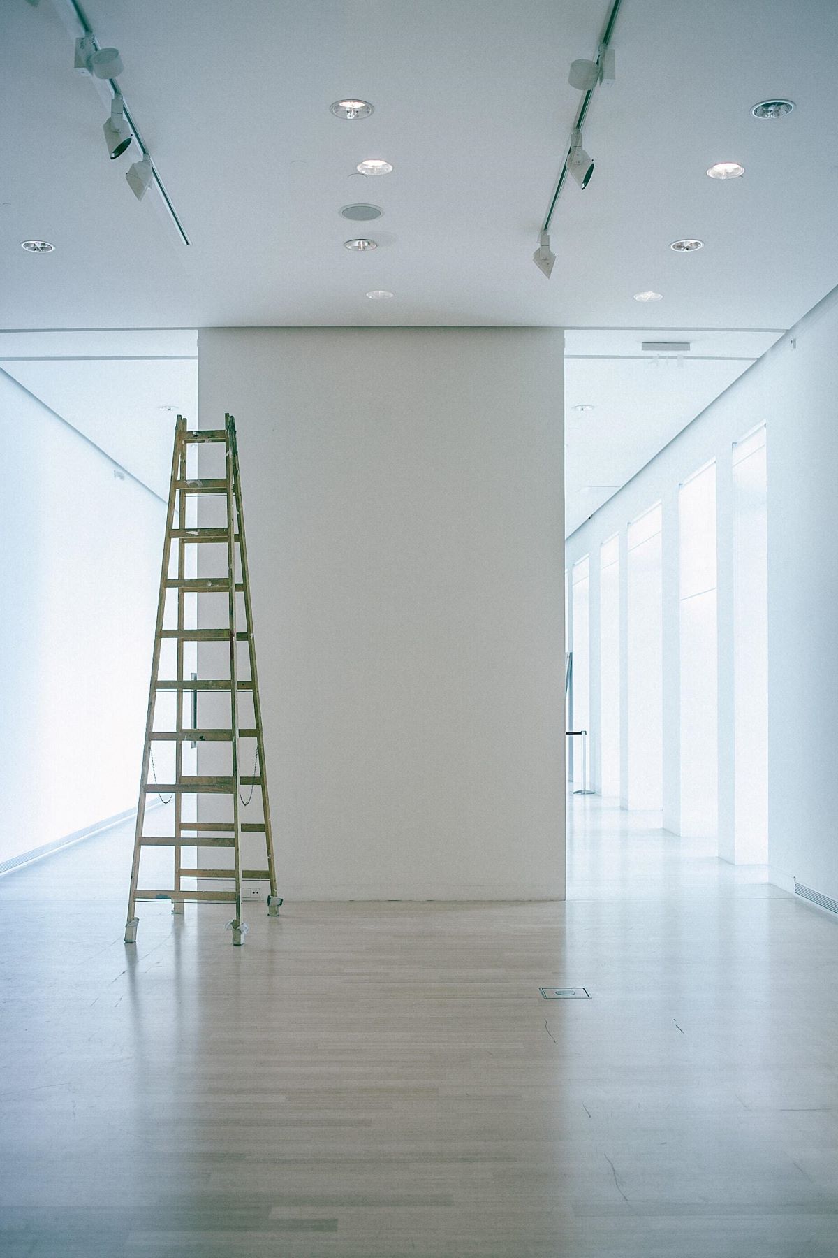 Ambientes interiores com escada de pintura para remodelações