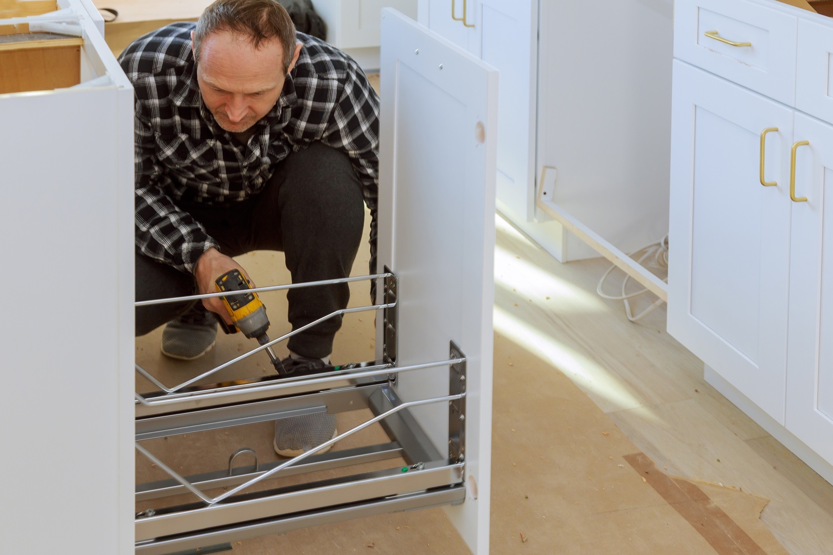 IKEA-Möbel aufbauen lassen (https://elements.envato.com/a-carpenter-is-building-a-drawers-garbage-bin-in-t-CDSCZRY)