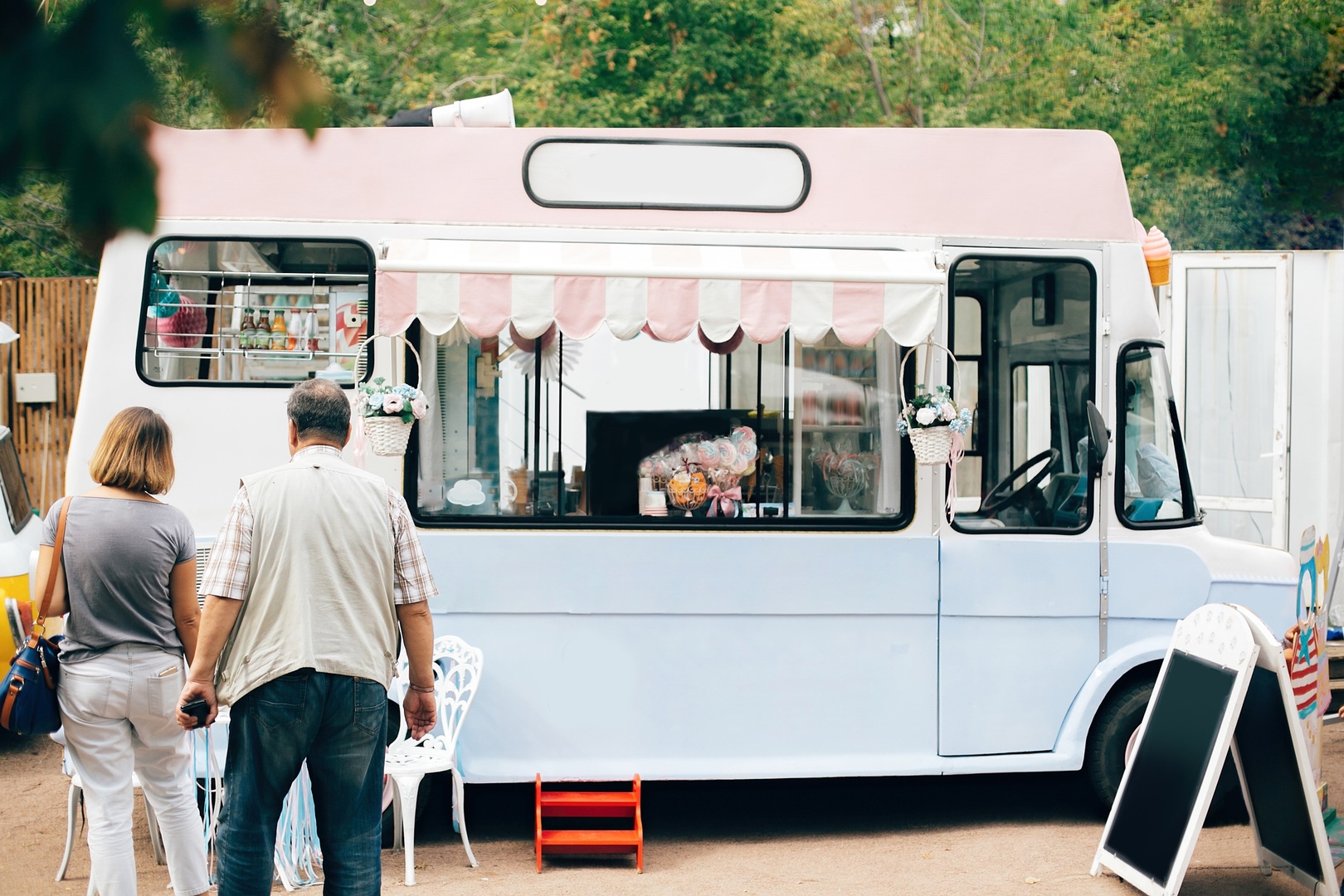 Eiswagen mieten – kühle Erfrischung auf Ihrem Event (Quelle: Stockfoto auf Envato von Sonyachny https://elements.envato.com/de/food-truck-at-summer-street-food-festival-in-the-c-N547FCP)