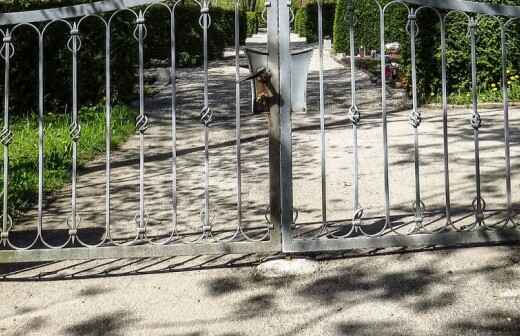 Tor einbauen oder reparieren - Landstraße