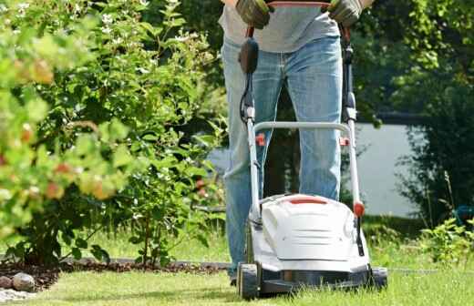 Rasenpflege - Kompletter Rundum-Service (regelmäßig) - Gartenschere