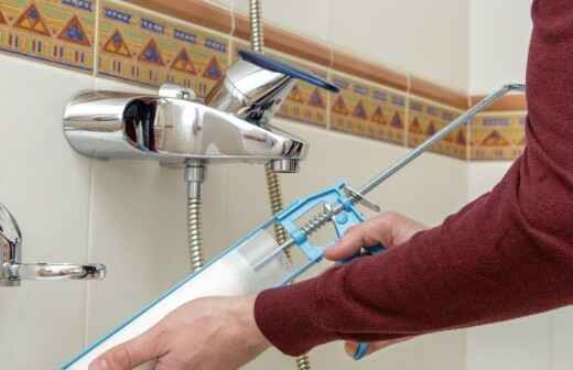 Dusche oder Badewanne reparieren - Reingehen