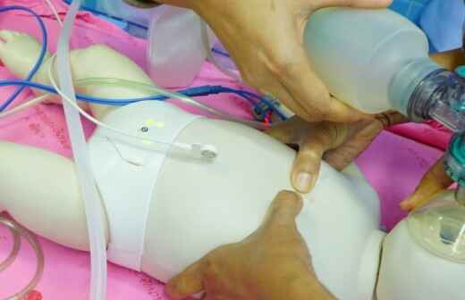 Kurse für Neugeborenenreanimation - Defibrillator