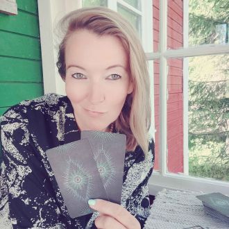Nicole Krueger | Tarot & Cutting Cord - Fixando Deutschland
