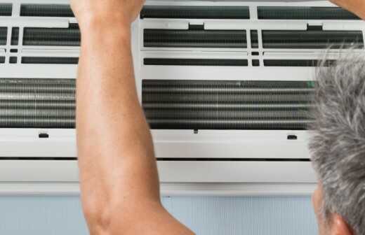 Wartung einer tragbaren oder wandfixierten Klimaanlage - Klempnerarbeiten