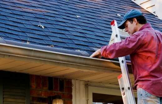 Dachrinnen reparieren - Dachdecken