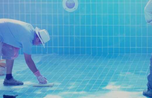 Swimmingpool reinigen oder warten - Stuckateure