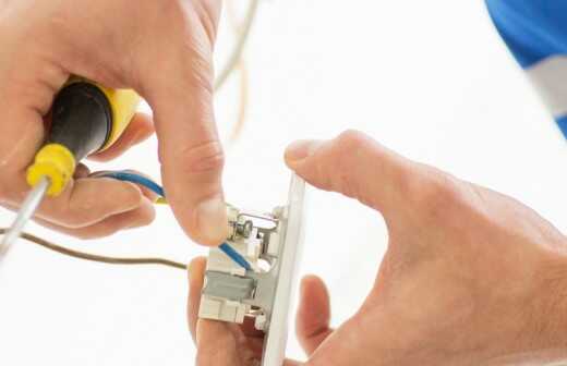 Reparatur von Lichtschaltern und Steckdosen - Erdung