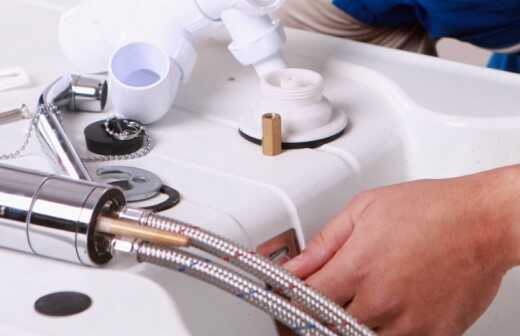 Spüle und Wasserhahn reparieren - Waschbecken
