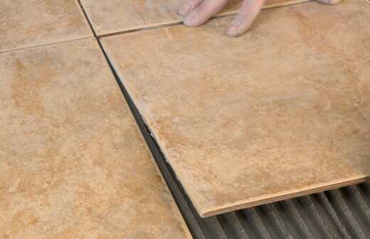 Stein- oder Fliesenboden reparieren oder ausbessern - Holzboden Ölen