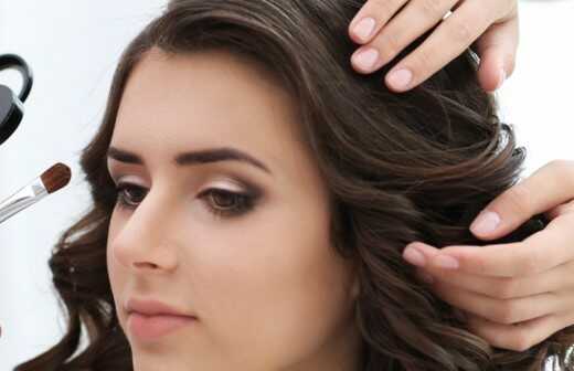 Hair und Make-up Stylist für Events - Strähnen