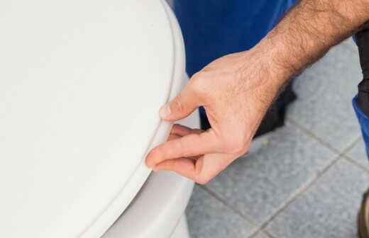 Toilette installieren - Klappe