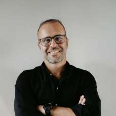 Tiago Aprigio - Consultoria de Estratégia de Marketing - Nogueira e Silva Escura