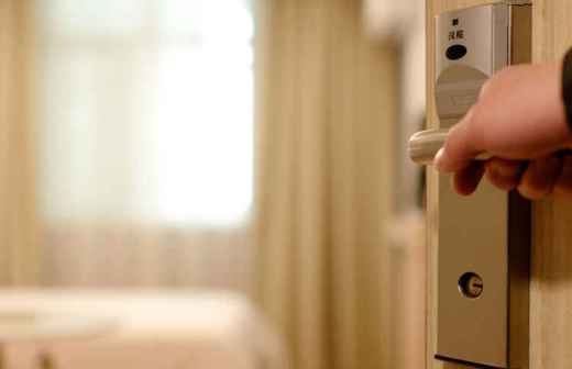 Reparação de Porta de Madeira - Silves