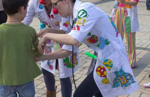 Entretenimento com Personagens Mascaradas - santamariadafeira