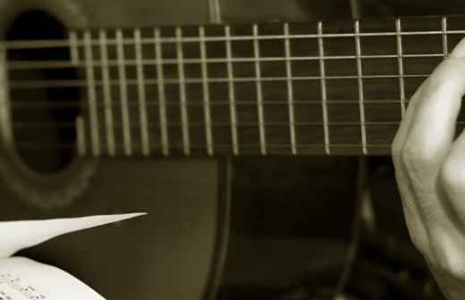 Aulas de Guitarra Baixo - Apoio ao Domícilio e Lares de Idosos
