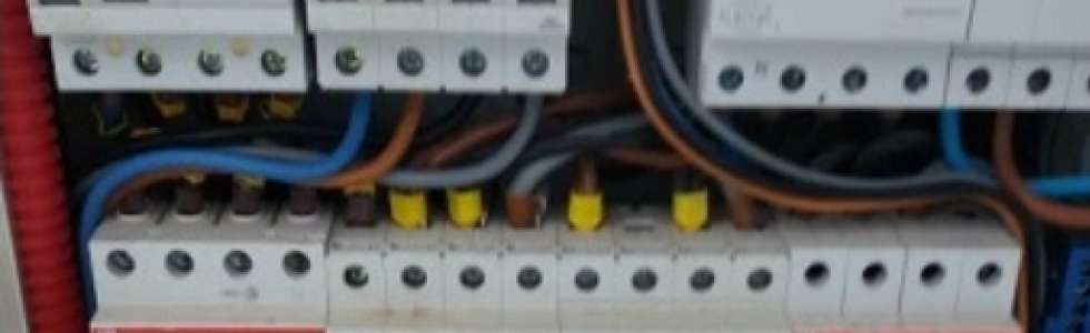 Servi&ccedil;os de Eletricidade | Profissional Especializado - Fixando