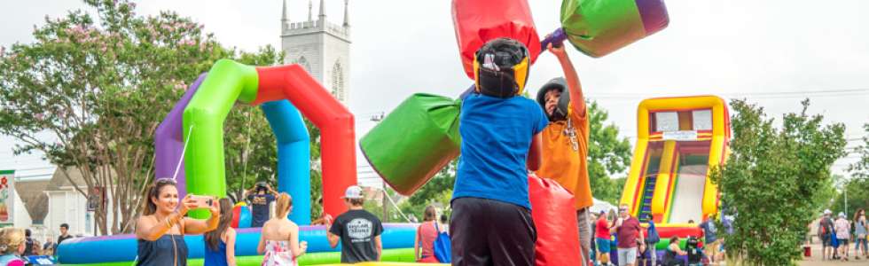 Castelos em Festa -  Aluguer de equipamentos insufl&aacute;veis e recreativos - Fixando