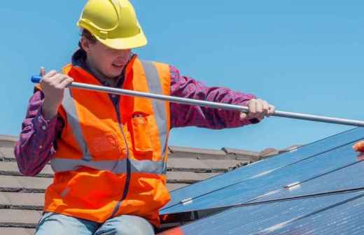 Limpieza o revisión de paneles solares